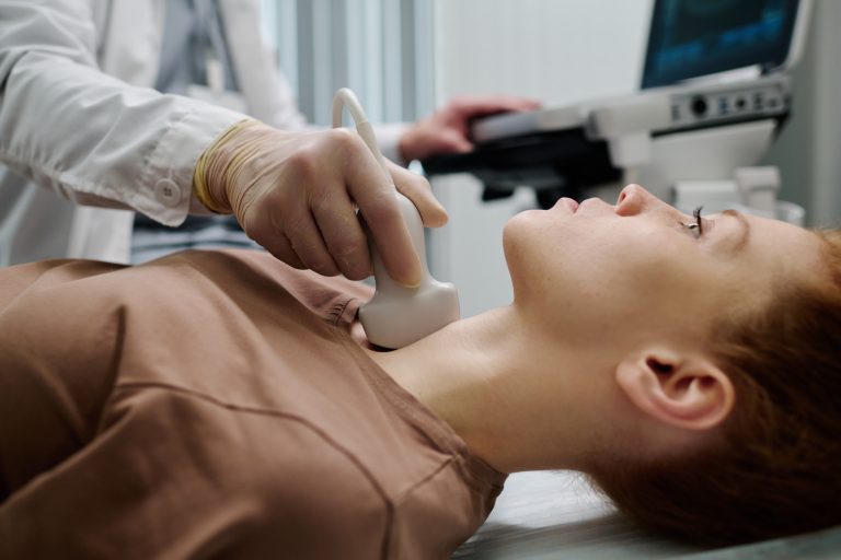 Médecin réalisant une échocardiographie transœsophagienne avec une sonde introduite par l’œsophage