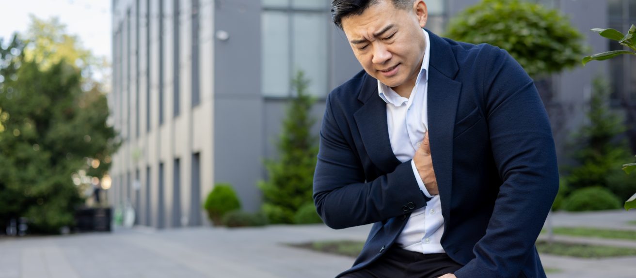 Homme se tenant la poitrine illustrant une douleur cardiaque liée à une endocardite infectieuse.