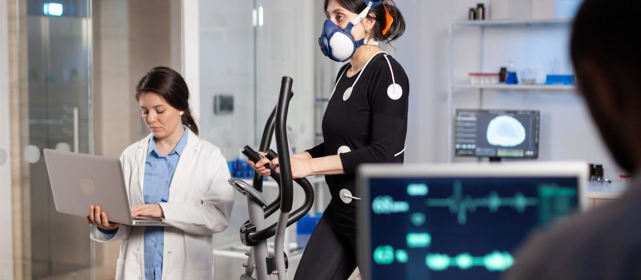 Femme réalisant une épreuve d’effort sur tapis roulant avec électrodes pour évaluer le cœur