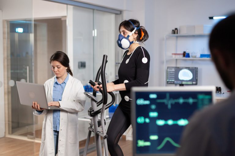 Femme réalisant une épreuve d’effort sur tapis roulant avec électrodes pour évaluer le cœur