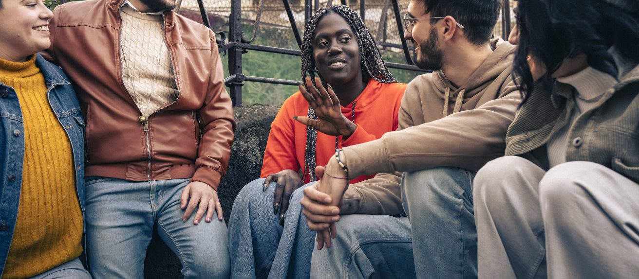 Un groupe d’amis échange et rit ensemble dans une ambiance chaleureuse et conviviale