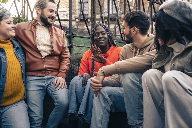 Un groupe d’amis échange et rit ensemble dans une ambiance chaleureuse et conviviale