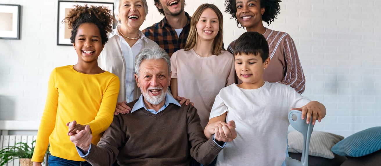 Famille réunie illustrant l’influence des antécédents familiaux sur le risque cardiovasculaire