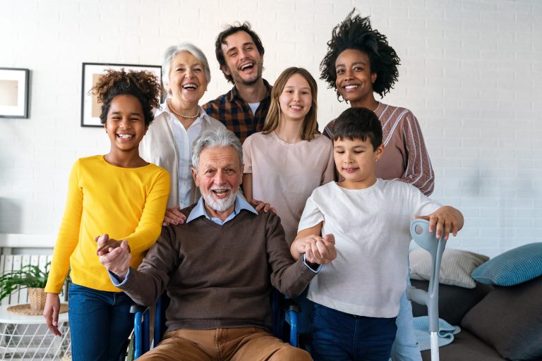 Famille réunie illustrant l’influence des antécédents familiaux sur le risque cardiovasculaire