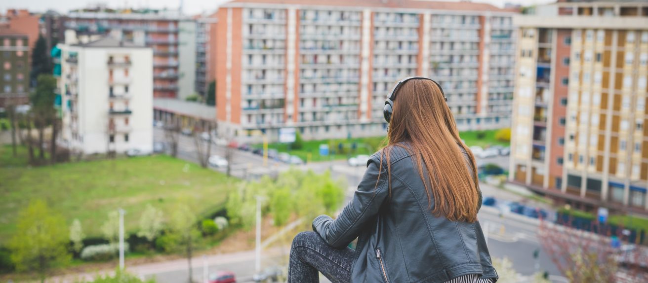 Personne dans un environnement urbain modeste illustrant l’impact des inégalités sociales sur la santé cardiovasculaire