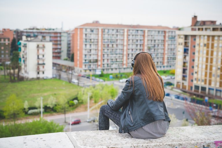 Personne dans un environnement urbain modeste illustrant l’impact des inégalités sociales sur la santé cardiovasculaire