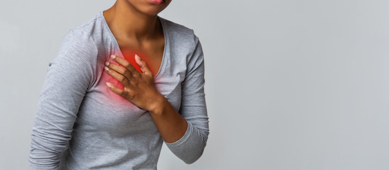 Personne tenant sa poitrine illustrant une douleur liée à une inflammation cardiaque