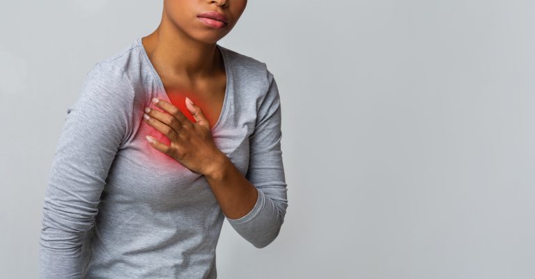Personne tenant sa poitrine illustrant une douleur liée à une inflammation cardiaque