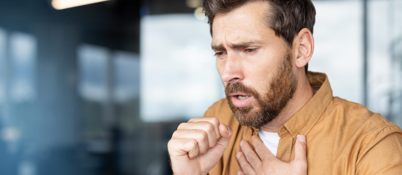 Homme ayant du mal à respirer illustrant les symptômes de l’insuffisance cardiaque.