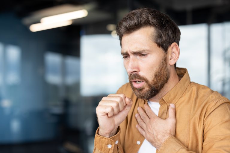 Homme ayant du mal à respirer illustrant les symptômes de l’insuffisance cardiaque.