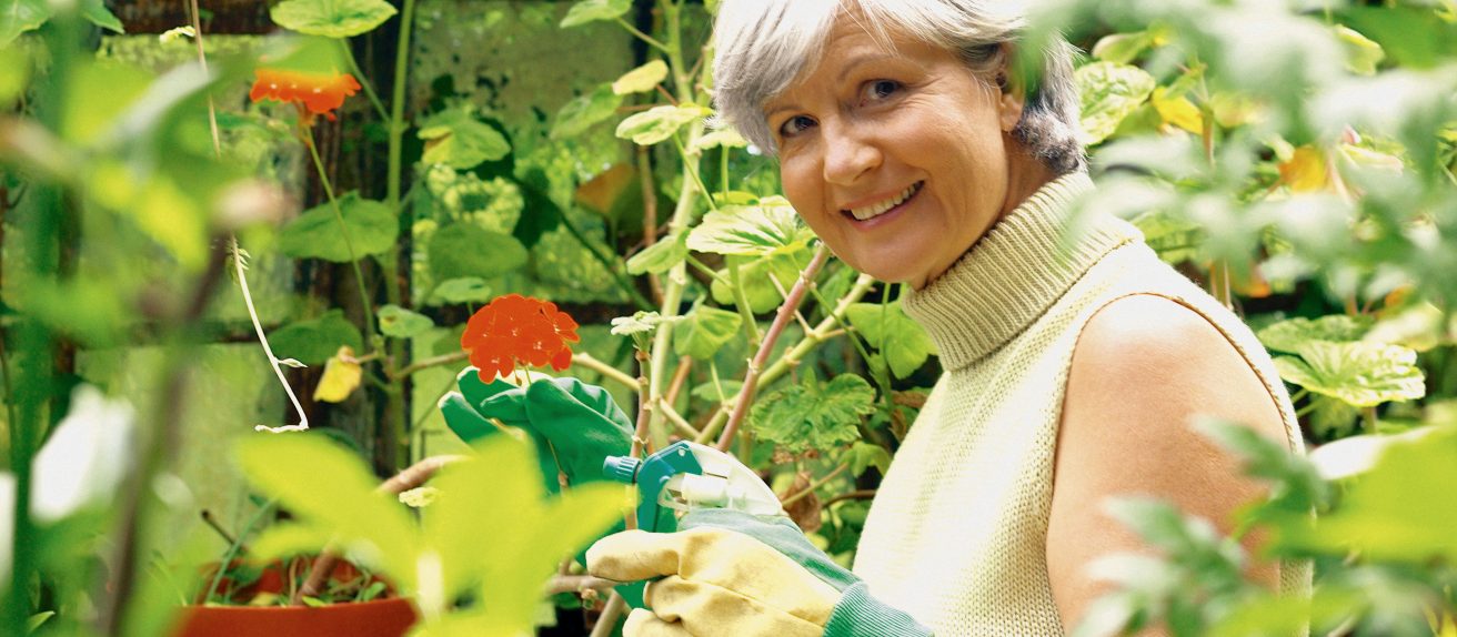 Personne marchant en forêt illustrant les bienfaits de la nature sur la santé cardiovasculaire