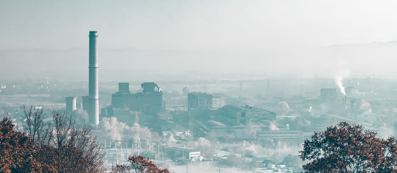 Vue urbaine avec pollution atmosphérique illustrant l’impact des particules fines sur la santé cardiovasculaire