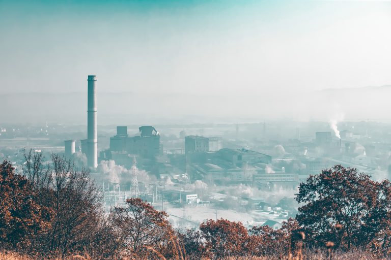 Vue urbaine avec pollution atmosphérique illustrant l’impact des particules fines sur la santé cardiovasculaire
