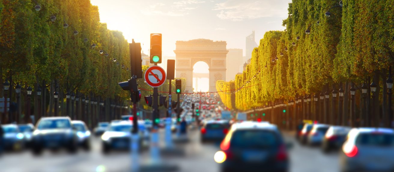 Circulation urbaine dense générant du bruit, illustrant l’impact de la pollution sonore sur la santé cardiovasculaire