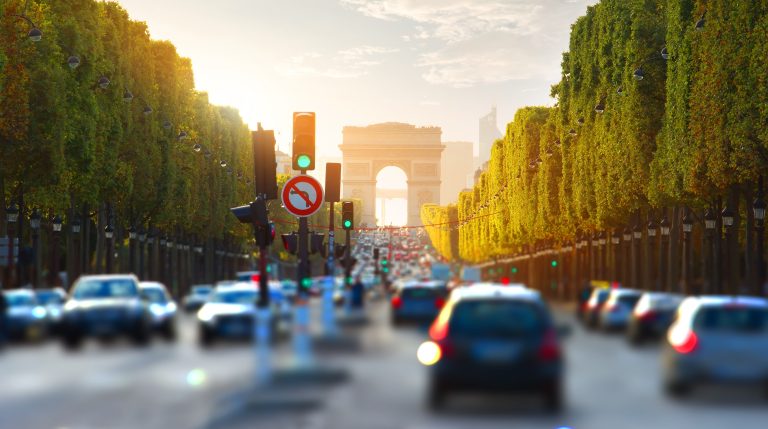 Circulation urbaine dense générant du bruit, illustrant l’impact de la pollution sonore sur la santé cardiovasculaire