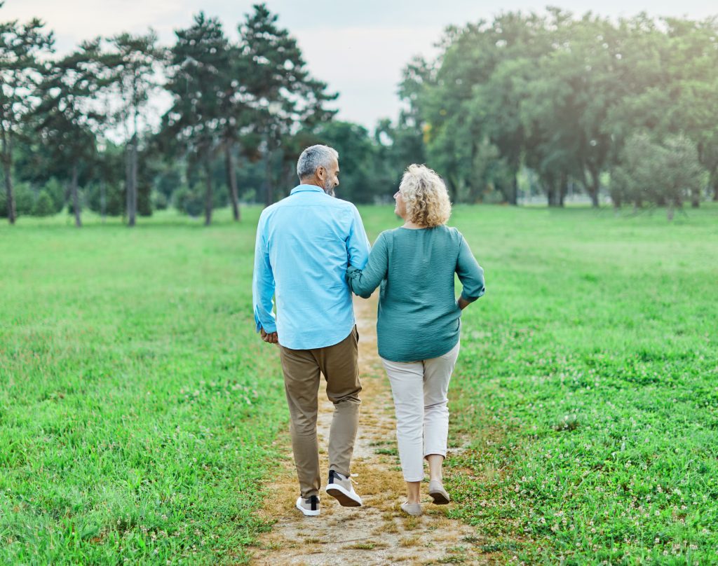 couple marchant en pleine nature pour reprendre le rythme après une opération cardio vasculaire