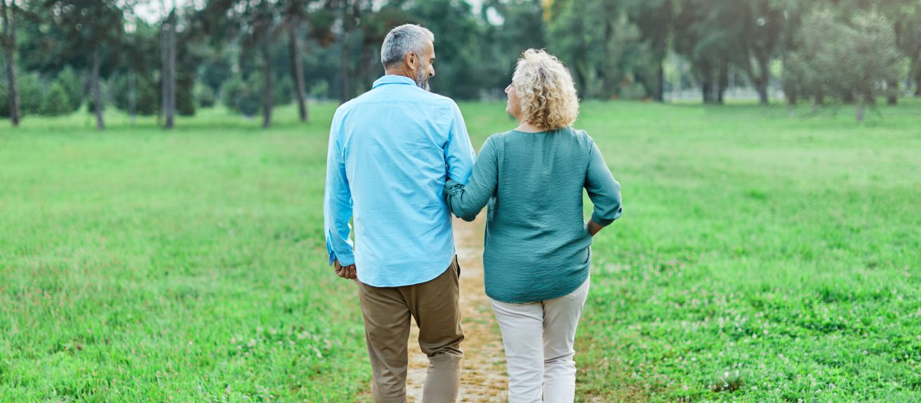 couple marchant en pleine nature pour reprendre le rythme après une opération cardio vasculaire