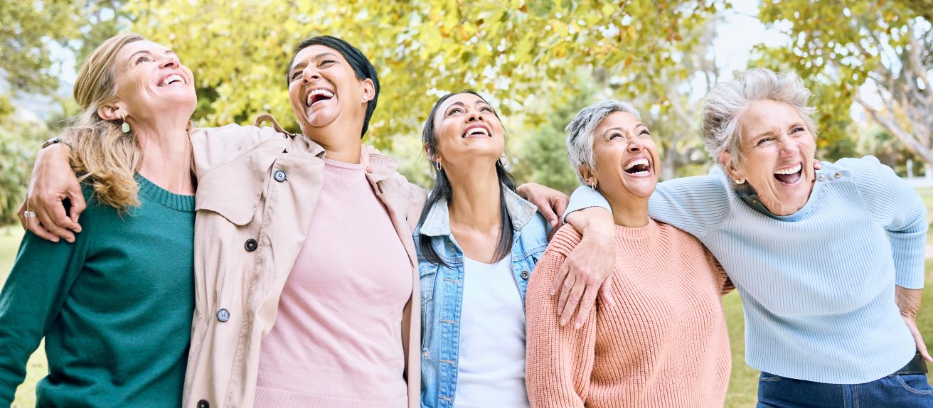 Groupe d’amis riant ensemble illustrant les bienfaits du rire sur la santé cardiovasculaire