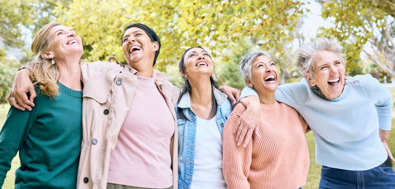 Groupe d’amis riant ensemble illustrant les bienfaits du rire sur la santé cardiovasculaire