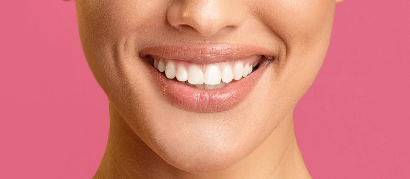 Personne affichant un sourire sain illustrant le lien entre santé bucco-dentaire et santé cardiovasculaire