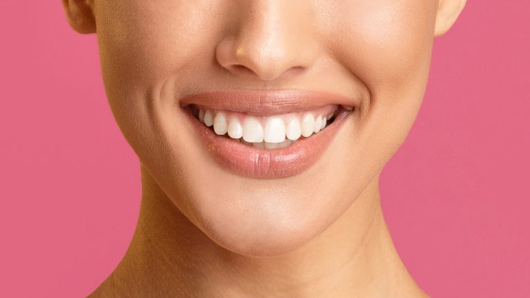 Personne affichant un sourire sain illustrant le lien entre santé bucco-dentaire et santé cardiovasculaire