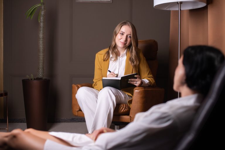 Consultation psychologique entre un patient et un professionnel de santé illustrant le lien entre santé mentale et santé cardiovasculaire