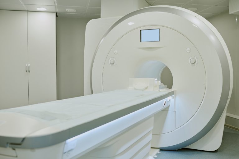 Appareil de scanner médical utilisé pour réaliser un scanner coronaire
