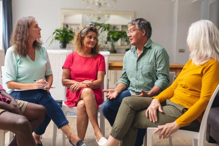 Famille discutant ensemble dans un salon illustrant le soutien familial face à une maladie cardiovasculaire