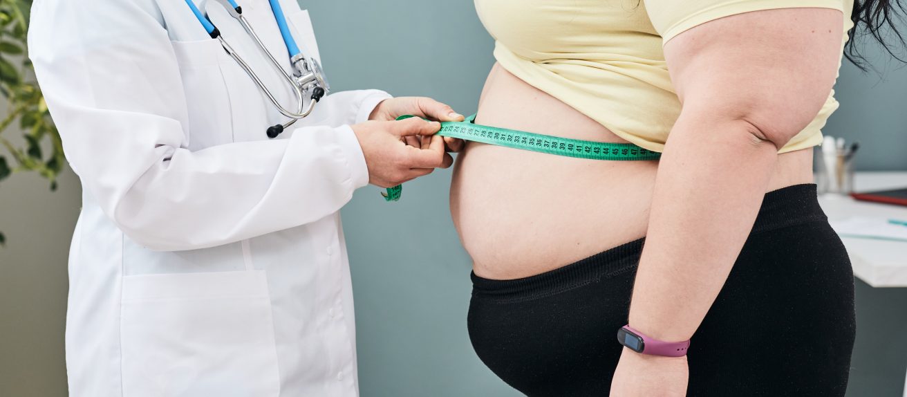 Personne en consultation médicale discutant de santé cardiovasculaire et de gestion du poids