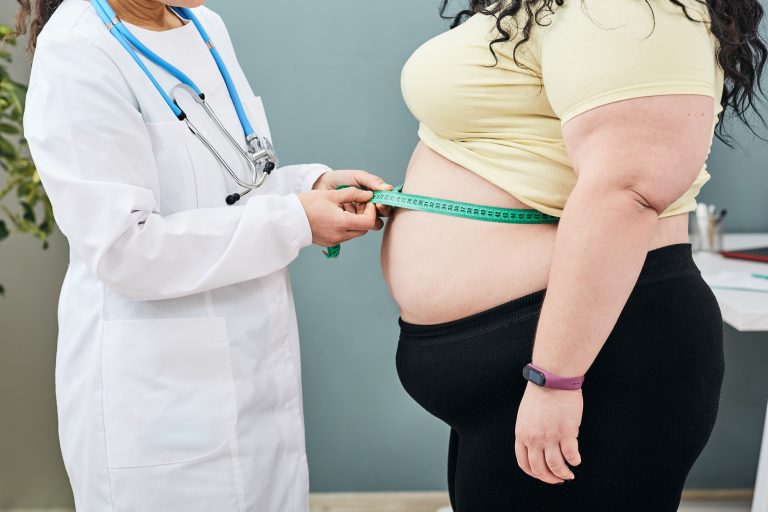 Personne en consultation médicale discutant de santé cardiovasculaire et de gestion du poids