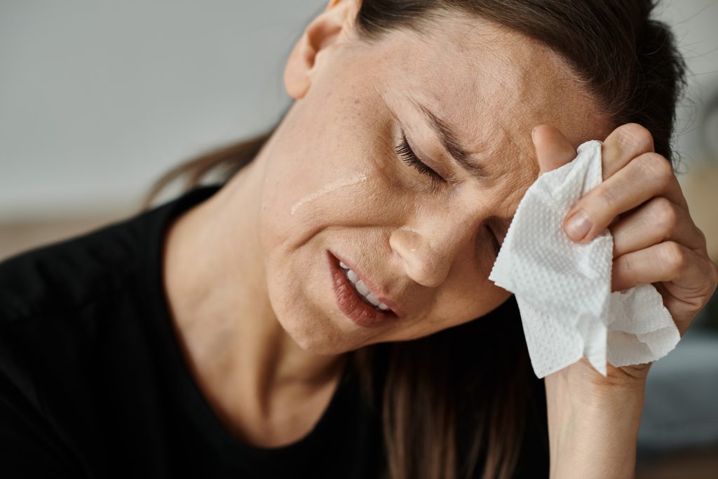 Femme triste qui pleure illustrant le syndrome de Takotsubo lié à un stress émotionnel intense.
