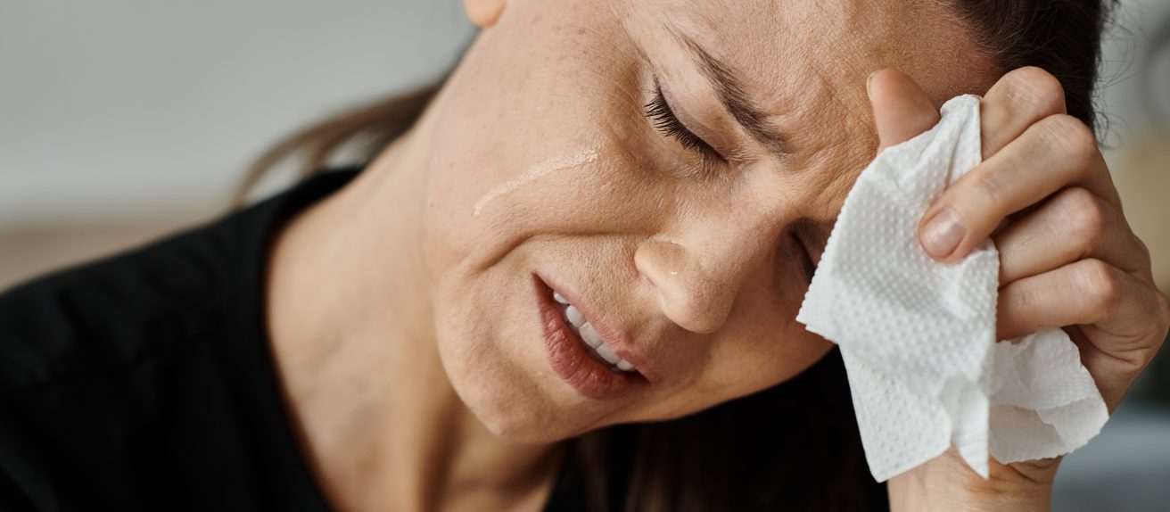 Femme triste qui pleure illustrant le syndrome de Takotsubo lié à un stress émotionnel intense.