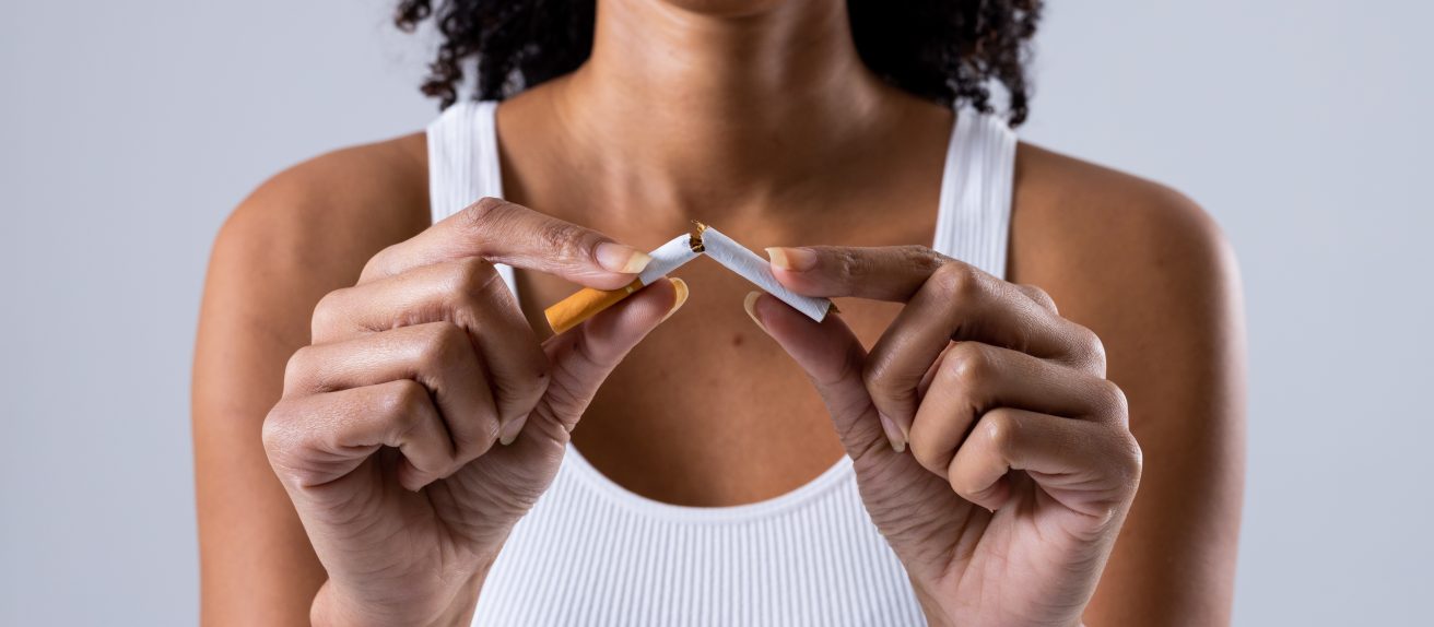 Personne cassant une cigarette pour symboliser l’arrêt du tabac et la protection du cœur