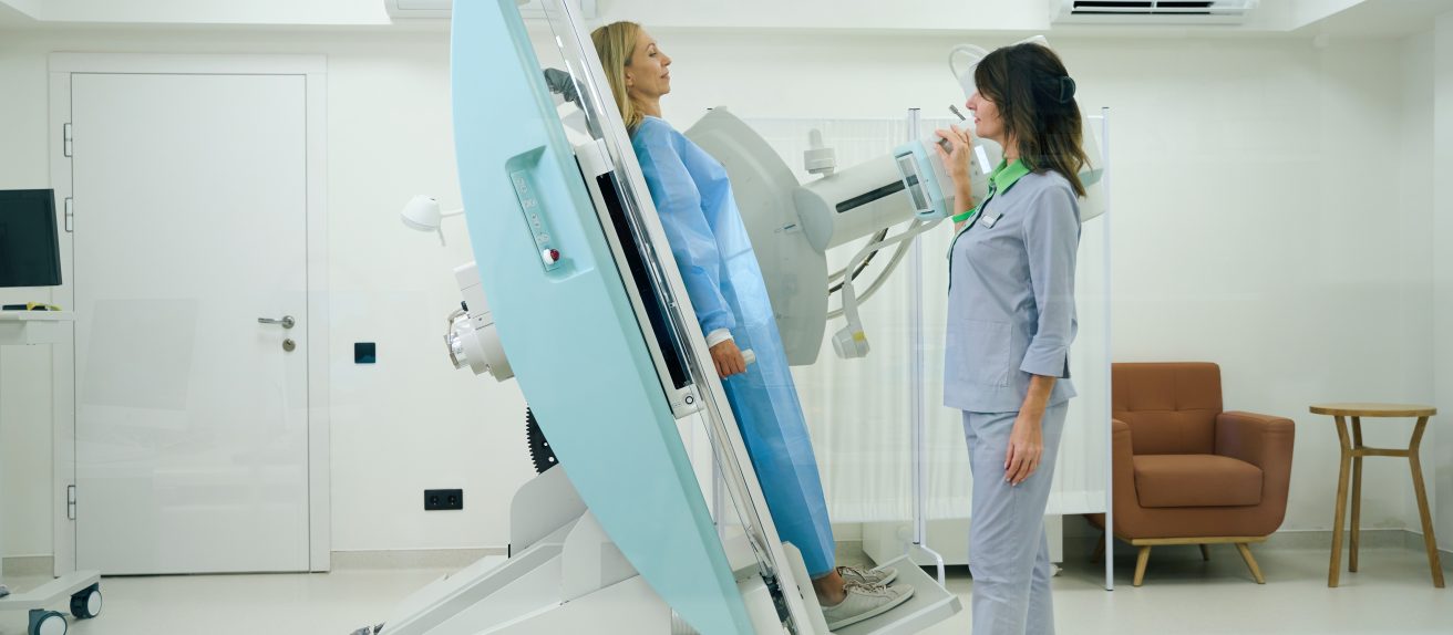 Patient installé sur une table inclinable lors d’un test d’inclinaison