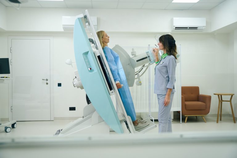 Patient installé sur une table inclinable lors d’un test d’inclinaison