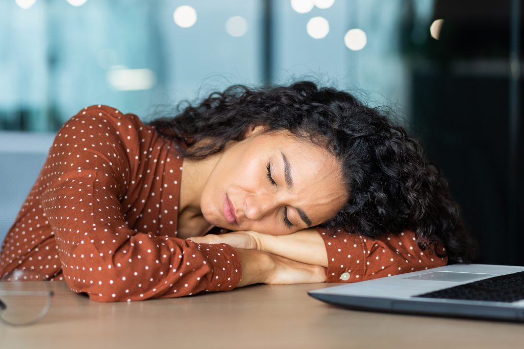 Femme adulte dormant dans son lit, illustrant les troubles du sommeil chez les femmes