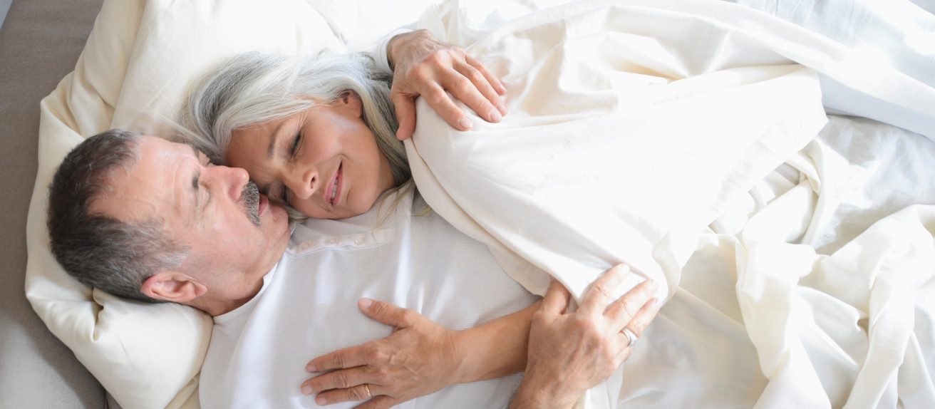 Un couple dormant paisiblement dans une chambre calme et apaisante