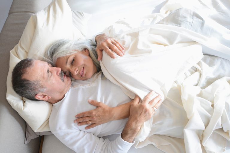 Un couple dormant paisiblement dans une chambre calme et apaisante