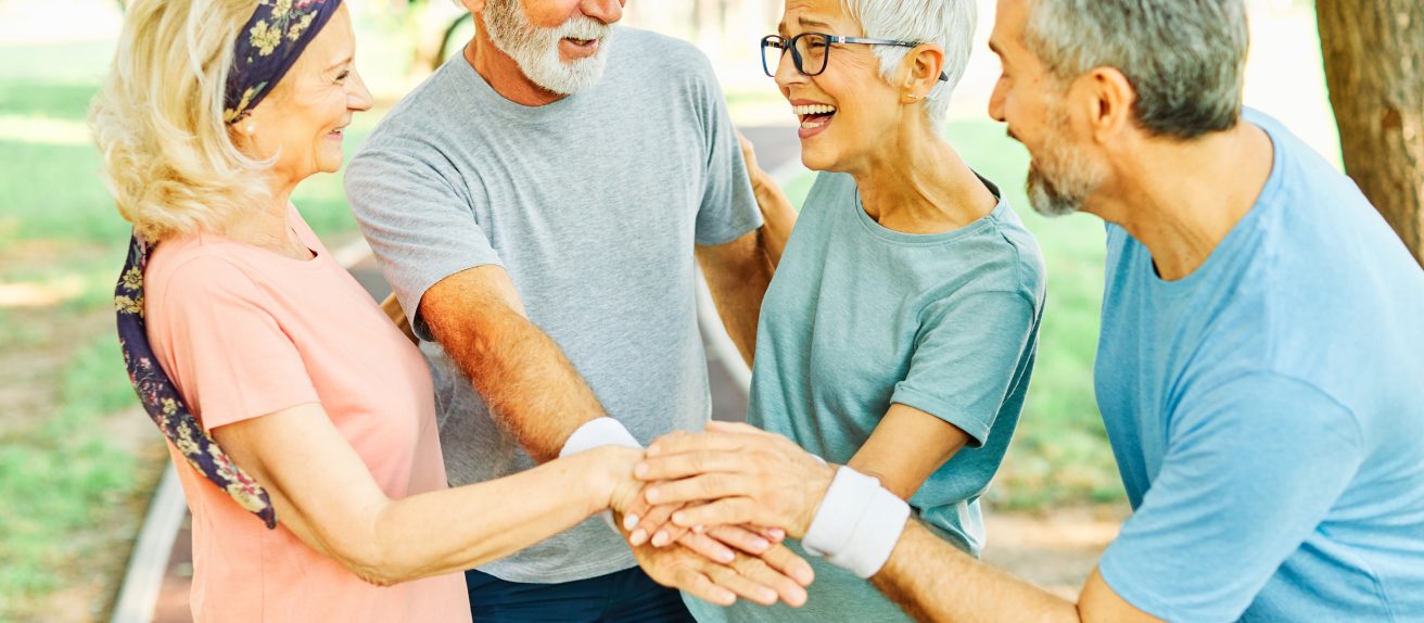 Senior pratiquant une activité physique douce en extérieur illustrant les bienfaits du mouvement sur la santé cardiovasculaire
