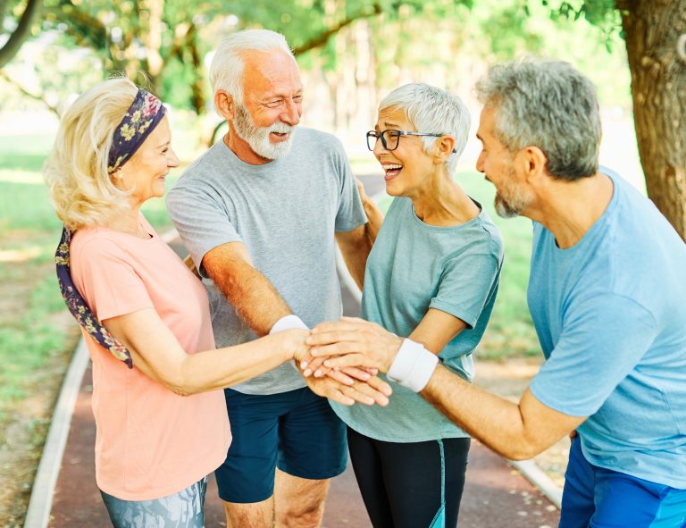 Senior pratiquant une activité physique douce en extérieur illustrant les bienfaits du mouvement sur la santé cardiovasculaire
