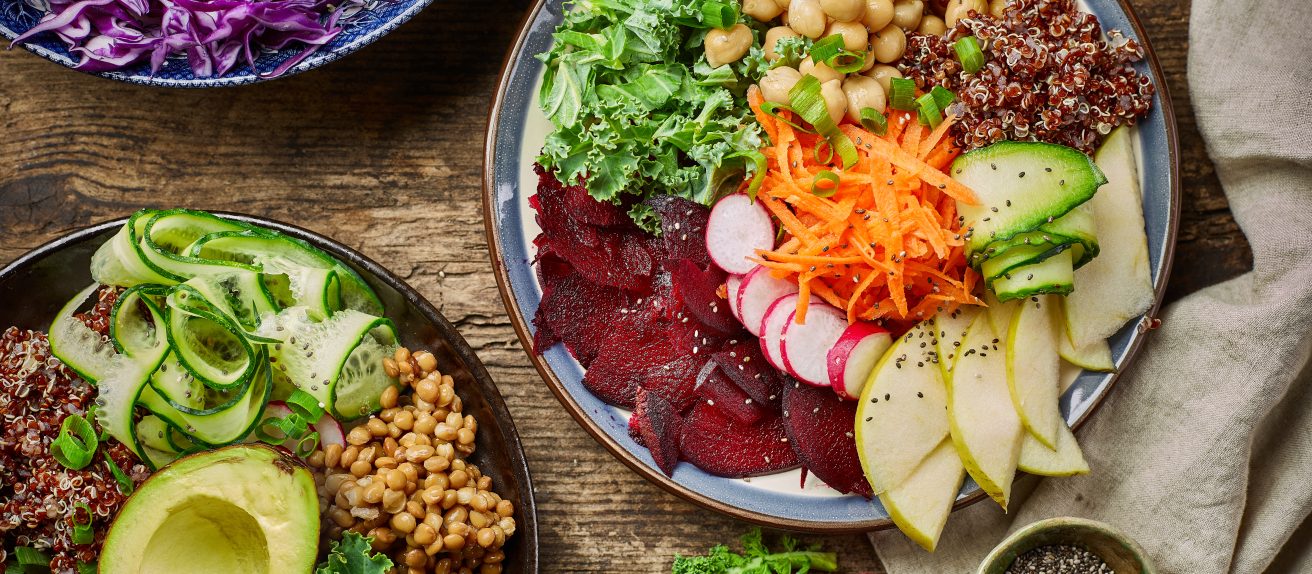Assiette composée d’aliments végétariens riches en légumes, légumineuses et céréales complètes