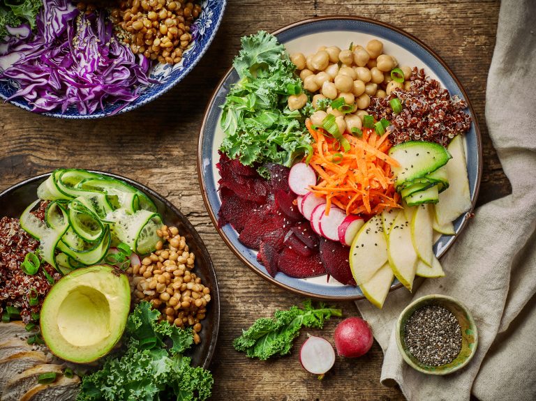 Assiette composée d’aliments végétariens riches en légumes, légumineuses et céréales complètes
