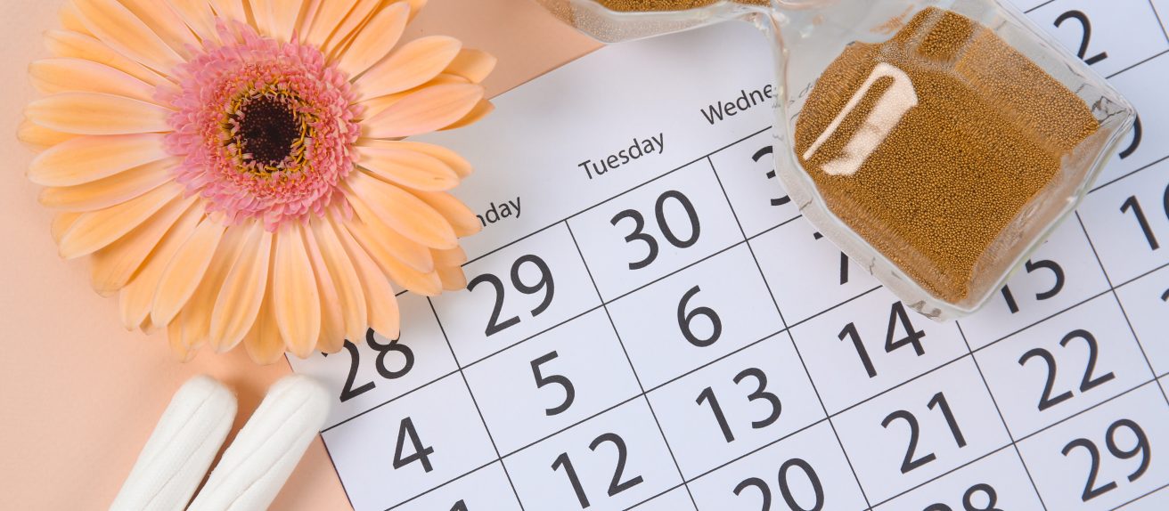 Calendrier et sablier symbolisant la transition hormonale liée à la ménopause