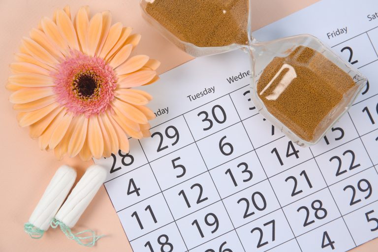 Calendrier et sablier symbolisant la transition hormonale liée à la ménopause