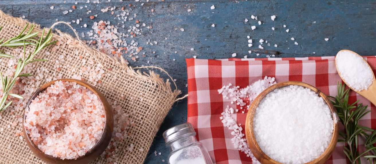 Sel de table versé dans une cuillère illustrant l’impact du sel sur la tension artérielle