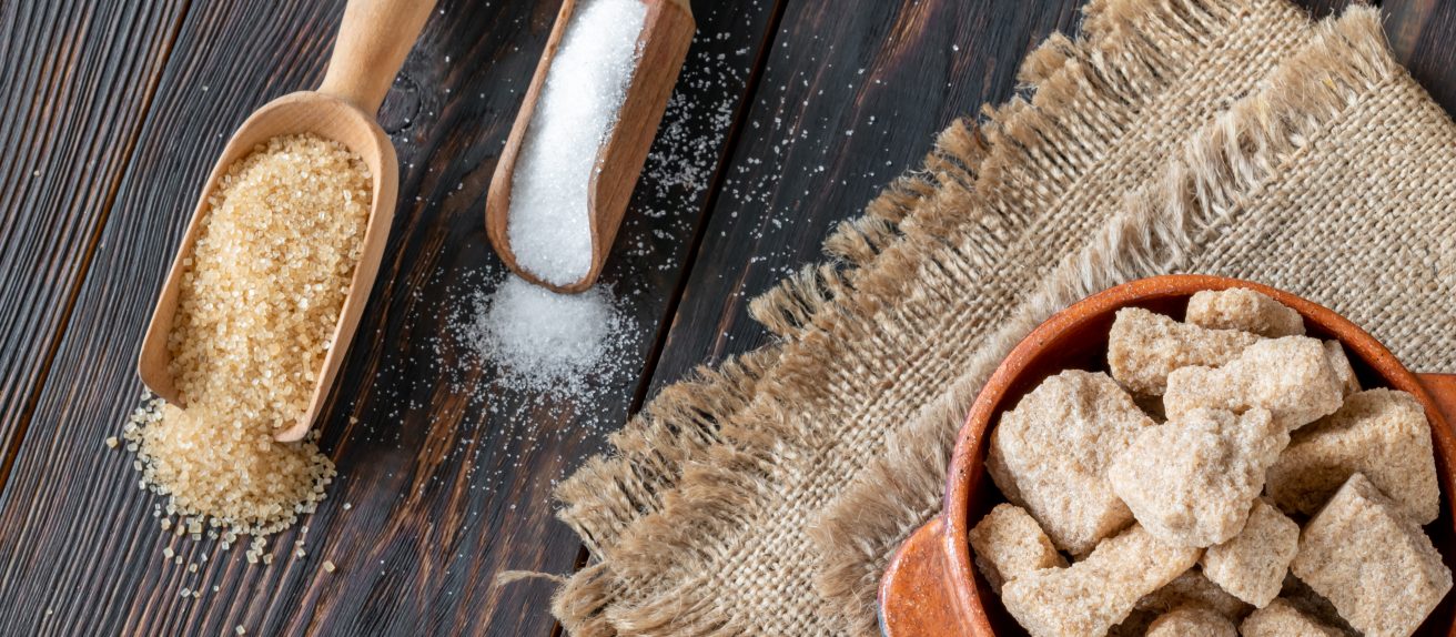 Morceaux de sucre et sucre en poudre illustrant l’impact du sucre sur la santé cardiovasculaire