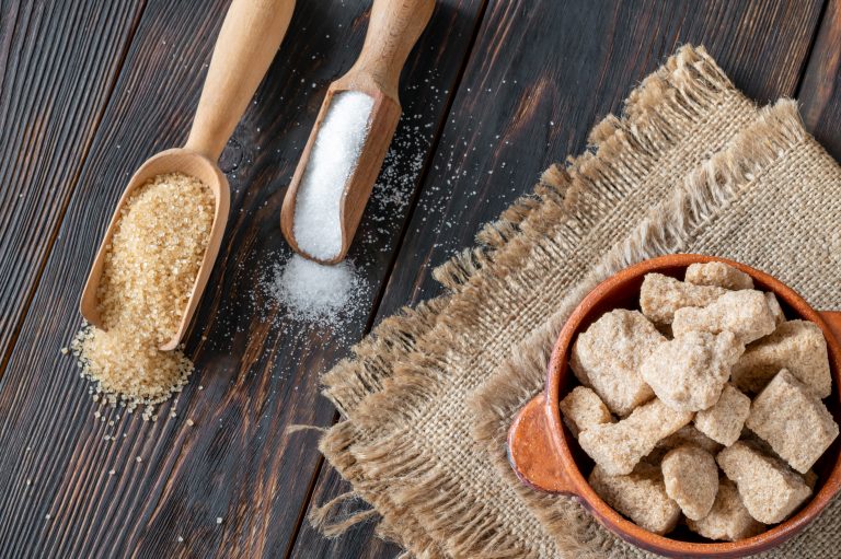 Morceaux de sucre et sucre en poudre illustrant l’impact du sucre sur la santé cardiovasculaire