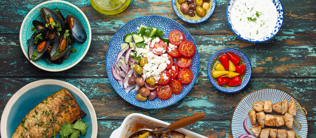 Assiette de régime méditerranéen avec légumes, poisson, huile d’olive et légumineuses