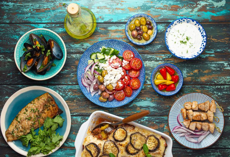 Assiette de régime méditerranéen avec légumes, poisson, huile d’olive et légumineuses