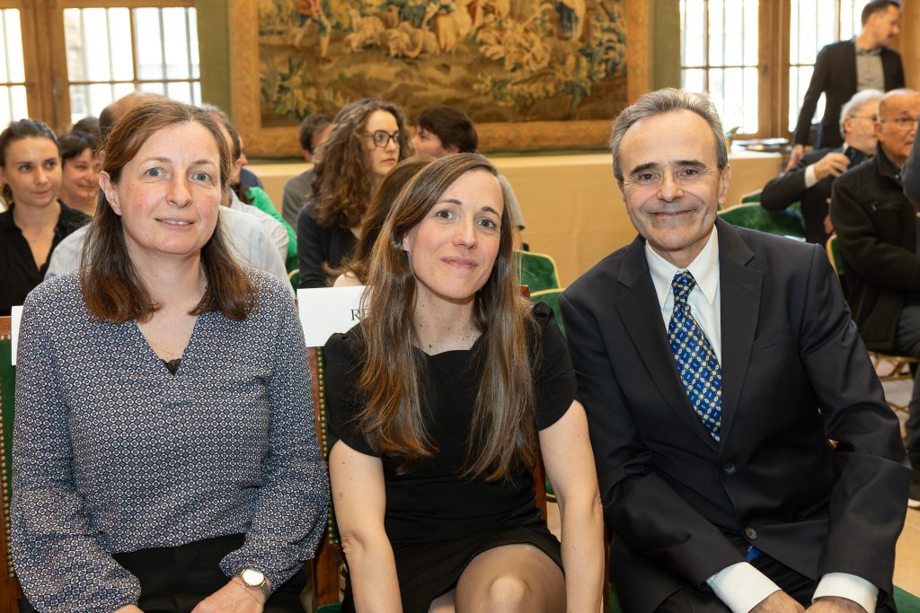 Photo de groupe lors d’un événement officiel réunissant quatre professionnels dans un espace de réception institutionnel.